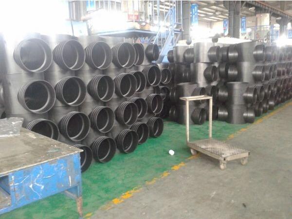 如何處理塑料檢查井和排水管材的接口？